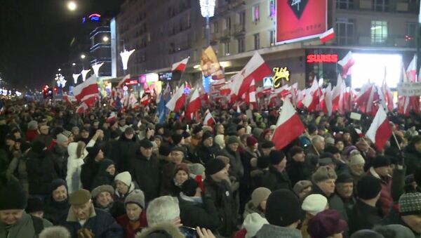 Десятки тысяч человек прошли маршем протеста по Варшаве - Sputnik Литва
