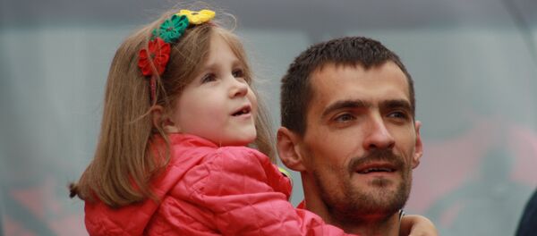 Девочка в венке из цветов государственного флага Девочка в венке из цветов государственного флага - Sputnik Литва