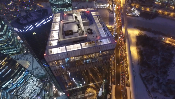 Самый высокий в Европе каток на крыше Москва-Сити. Вид с высоты птичьего полета - Sputnik Lietuva