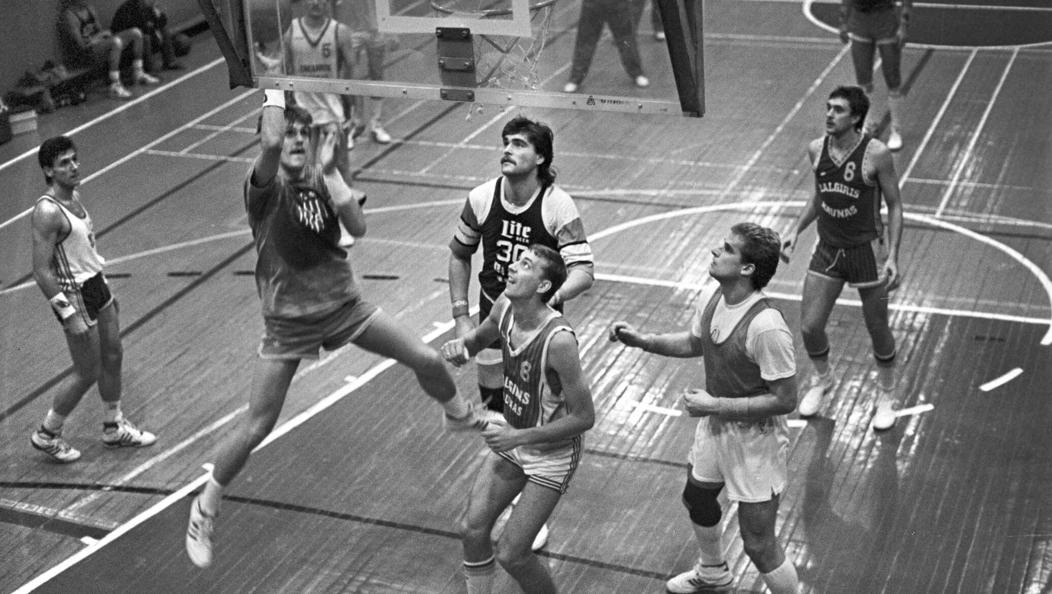 1 матч баскетбол. Арвидас Сабонис баскетболист 1972. Валдис Валтерс баскетболист. Литовский баскетболист СССР. Первый матч по баскетболу.