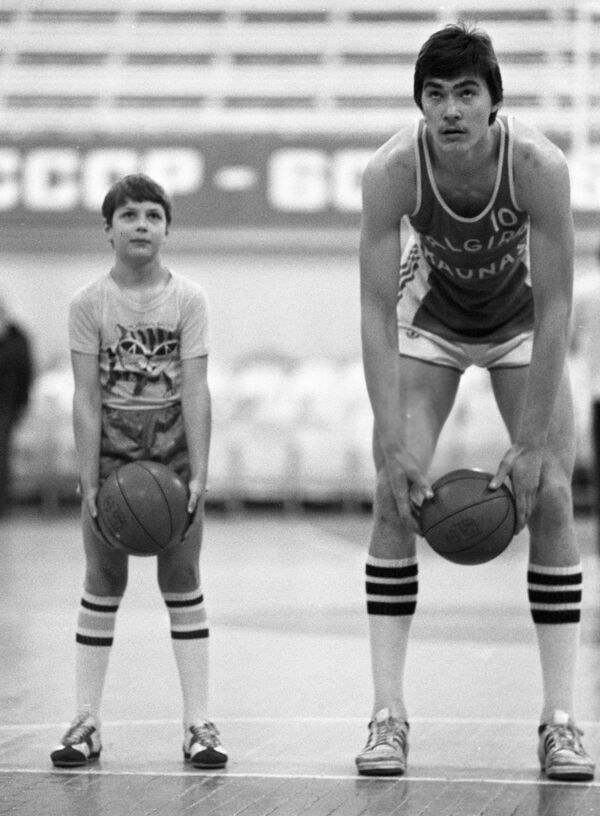 Баскетболист Арвидас Сабонис на тренировке с братом Андрюсом - Sputnik Lietuva