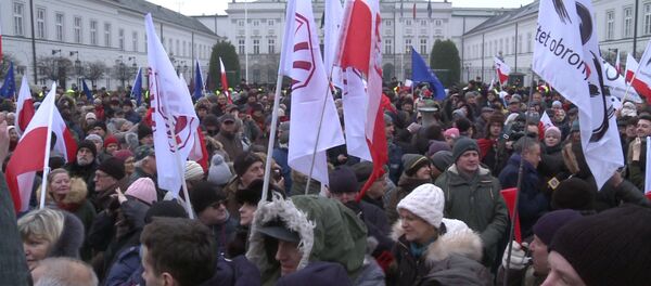 Многотысячная акция протеста проходит возле президентского дворца в Варшаве - Sputnik Литва