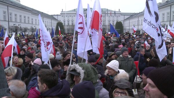 Многотысячная акция протеста проходит возле президентского дворца в Варшаве - Sputnik Литва
