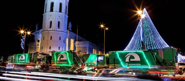Празднично украшенные мусоровозы Празднично украшенные мусоровозы - Sputnik Lietuva