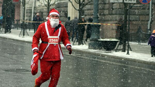 Дед Мороз на трассе забега, архивное фото - Sputnik Литва