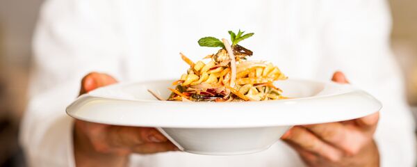 Блюдо в руках у повара - Sputnik Литва