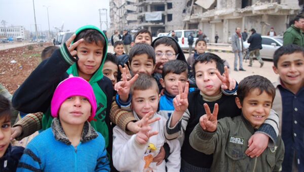 Сирийские дети показывают знак мира - Sputnik Литва