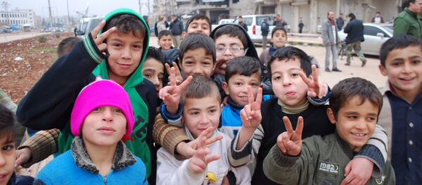 Сирийские дети показывают знак мира - Sputnik Литва