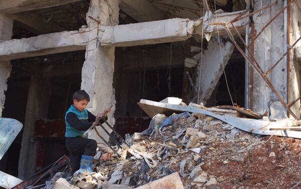Сирийские дети играют на развалинах города - Sputnik Литва