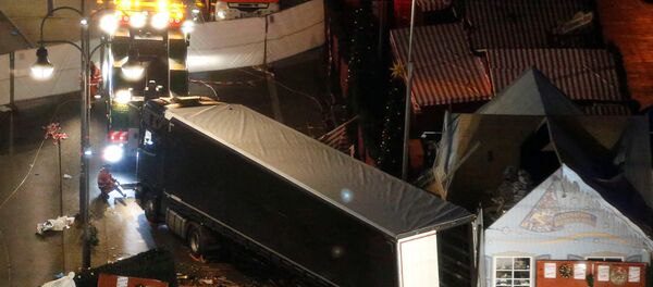 Фура Scania, принадлежащая польскому перевозчику, въехала в толпу на рождественском рынке - Sputnik Литва