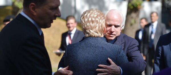 Джон Маккейн обнимает Далю Грибаускайте - Sputnik Литва