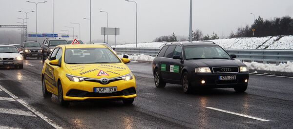 Учебный автомобиль на новом участке объездной дороги Вильнюса - Sputnik Литва