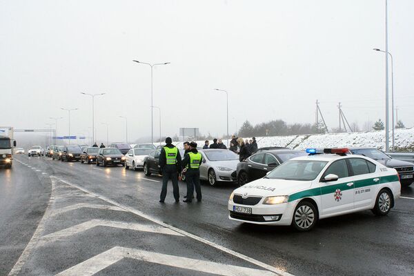 Полицейские следили за порядком во время открытия нового участка объездной дороги - Sputnik Lietuva