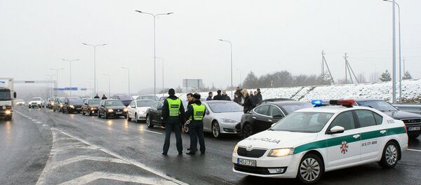 Полицейские следили за порядком во время открытия нового участка объездной дороги - Sputnik Литва