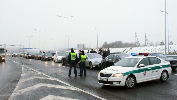 Полицейские следили за порядком во время открытия нового участка объездной дороги - Sputnik Литва