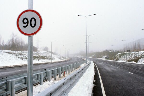 На некоторых участках объездной дороги скорость ограничена 90 километрами - Sputnik Литва