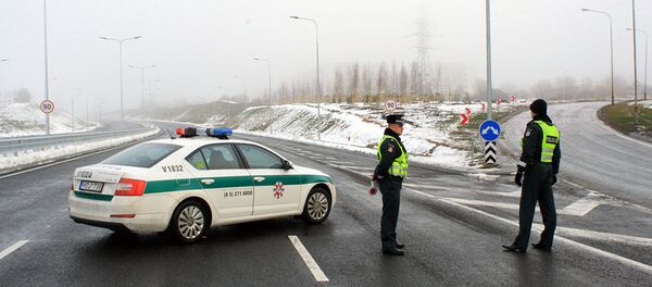 Полицейский наряд блокирует дорогу Полицейский наряд блокирует дорогу - Sputnik Lietuva