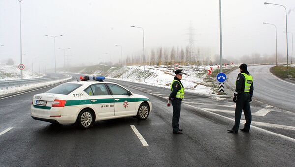 Полицейский наряд блокирует дорогу, архивное фото - Sputnik Литва