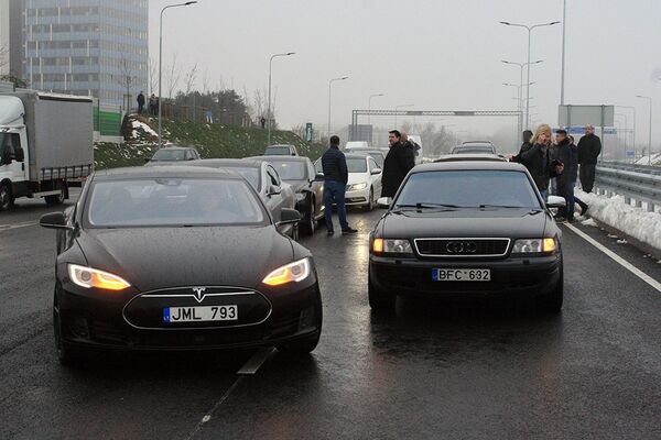 Автомобилисты в очереди за право первыми проехать по новому участку дороги - Sputnik Lietuva