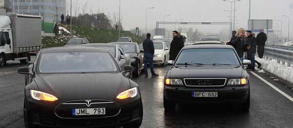 Автомобилисты в очереди за право первыми проехать по новому участку дороги - Sputnik Литва