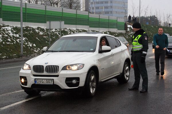 Полицейский объясняет водителю направление движения - Sputnik Lietuva
