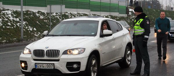 Полицейский объясняет водителю направление движения Полицейский объясняет водителю направление движения - Sputnik Lietuva