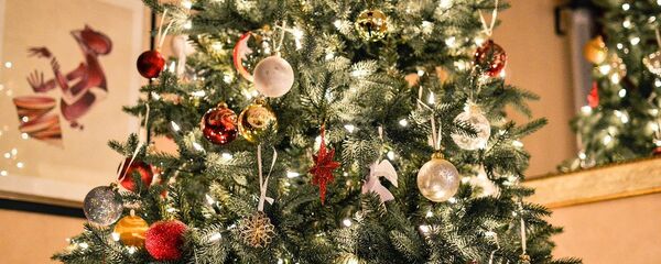 Рождественская украшенная ель - Sputnik Литва