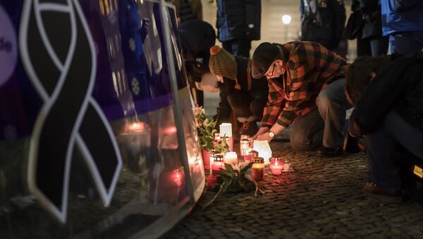 Люди приносят свечи на место гибели людей во время теракта - Sputnik Lietuva