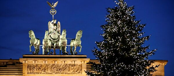 Рождественская елка в гирляндах рядом с Бранденбургскими воротами Рождественская елка в гирляндах рядом с Бранденбургскими воротами - Sputnik Lietuva