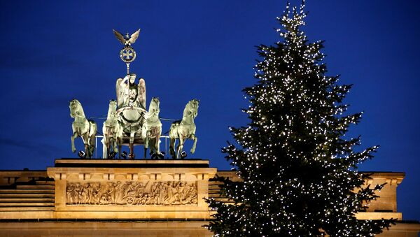 Рождественская елка в гирляндах рядом с Бранденбургскими воротами - Sputnik Lietuva