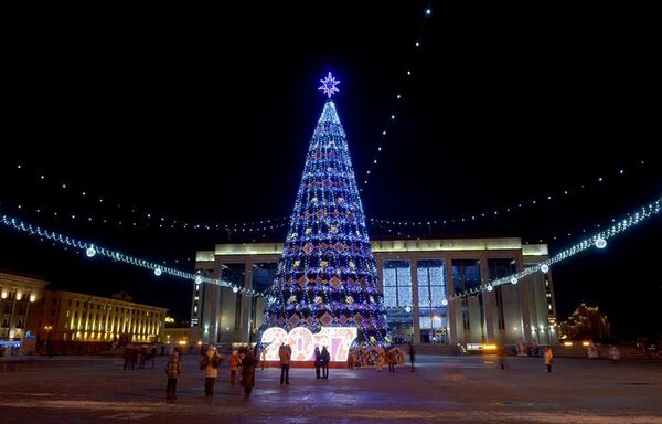 Главная елка страны на площади Независимости в Минске, Беларусь - Sputnik Литва