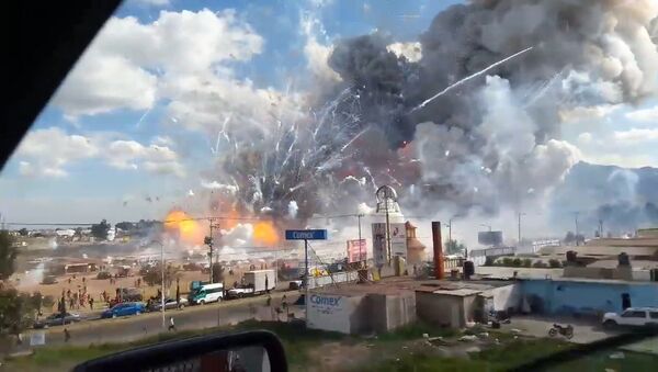Сотни фейерверков в небе и столб дыма - в Мексике взорвался рынок пиротехники - Sputnik Lietuva
