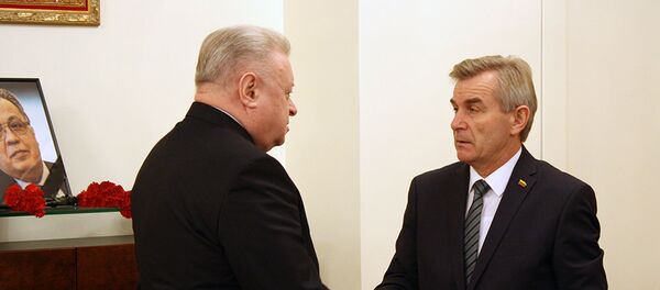Спикер Сейма Литвы В. Францкетис и посол России А. Удальцов - Sputnik Литва