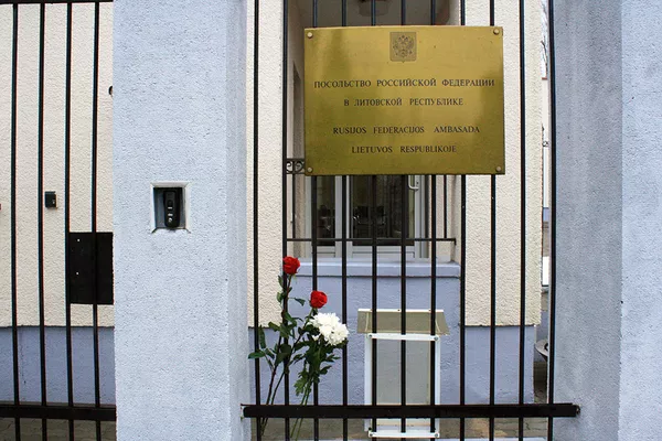 Цветы у входа в посольство России в Литве Цветы у входа в посольство России в Литве - Sputnik Lietuva