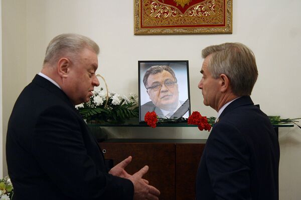 Посол России и спикер Сейма Литвы перед траурным портретом погибшего дипломата Андрея Карлова Посол России и спикер Сейма Литвы перед траурным портретом погибшего дипломата Андрея Карлова - Sputnik Lietuva