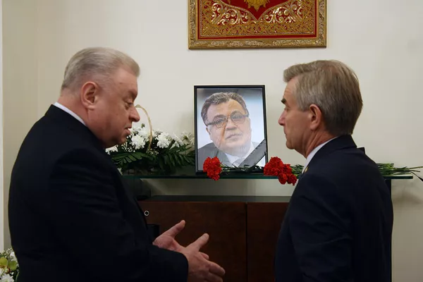 Посол России и спикер Сейма Литвы перед траурным портретом погибшего дипломата Андрея Карлова Посол России и спикер Сейма Литвы перед траурным портретом погибшего дипломата Андрея Карлова - Sputnik Lietuva