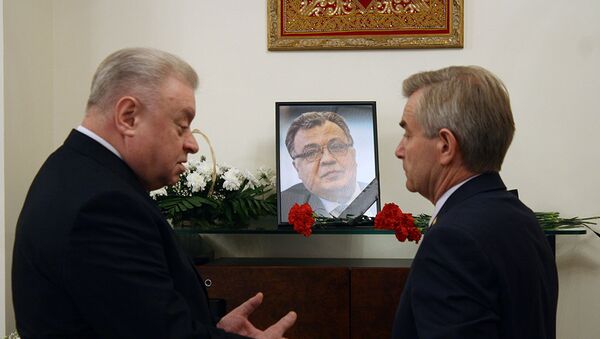 Посол России и спикер Сейма Литвы перед траурным портретом погибшего дипломата Андрея Карлова - Sputnik Литва