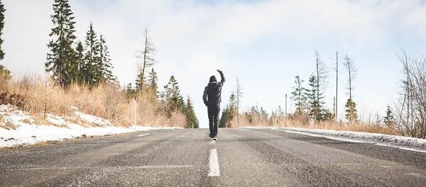 Человек на зимней дороге, архивное фото - Sputnik Литва