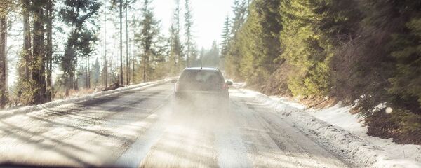 Машина на зимней дороге - Sputnik Литва