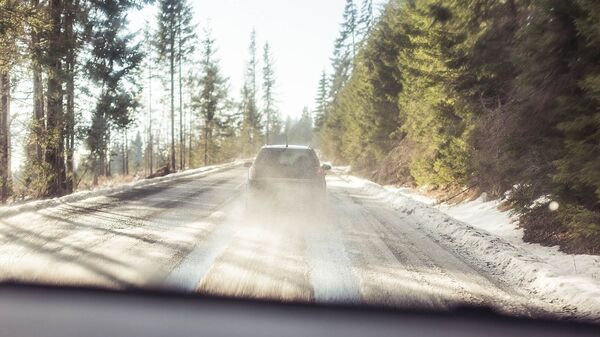Машина на зимней дороге, архивное фото - Sputnik Литва