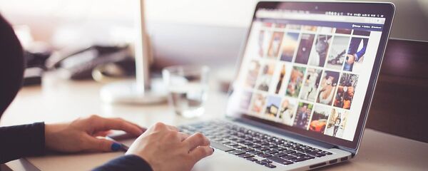 Женщина за ноутбуком - Sputnik Литва