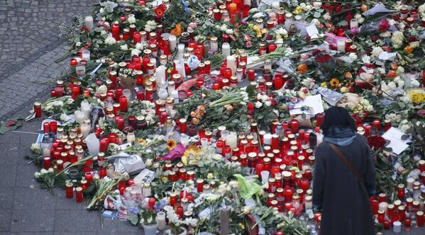 Цветы и свечи после теракта недалеко от Рождественского рынка - Sputnik Литва