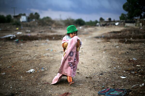 Палестинская девочка, завернутая в одеяло - Sputnik Lietuva