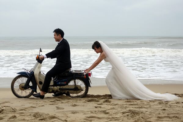 Вьетнамская невеста толкает жениха на скутере - Sputnik Литва