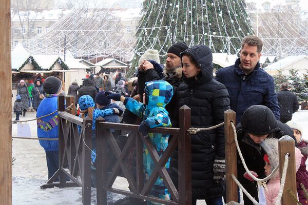 Жители и гости Вильнюса у Рождественского вертепа загадывают желания - Sputnik Lietuva