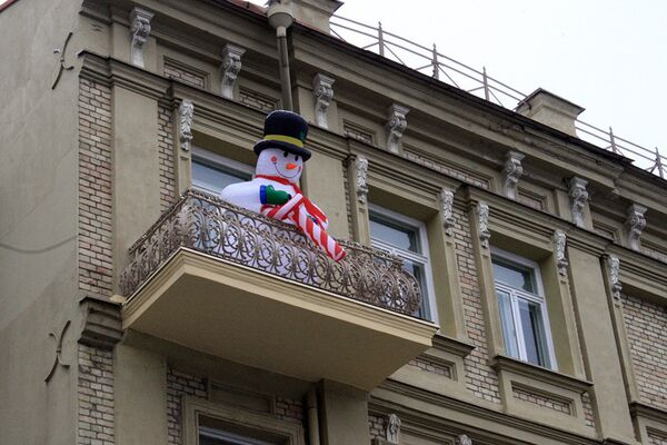Снеговик приветствует гостей Вильнюса с балкона - Sputnik Lietuva