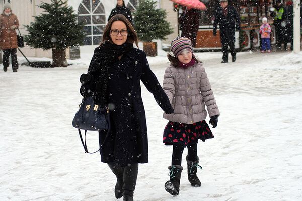 Мама с дочкой спешат на праздник - Sputnik Lietuva