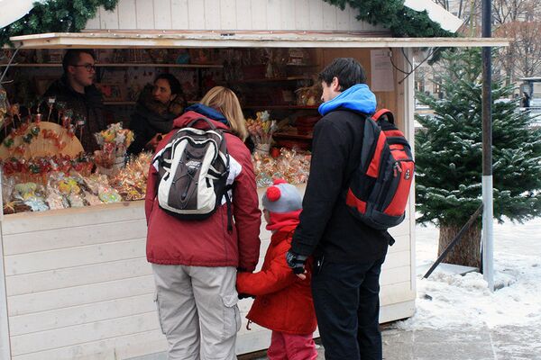 В рождественском городке родители покупают сладости для детей - Sputnik Lietuva