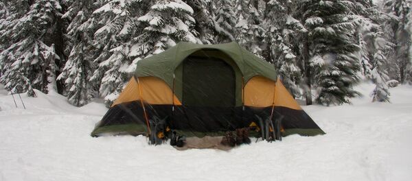 Палатка в зимнем лесу - Sputnik Литва