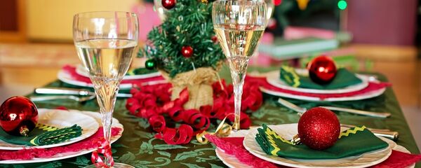 Украшенный к Рождеству стол, архивное фото - Sputnik Литва